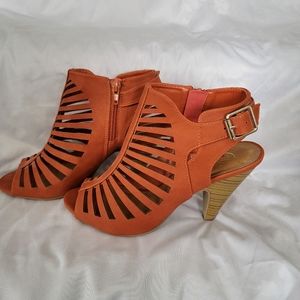 Peep Toe Strappy Heel Sandal sz 9